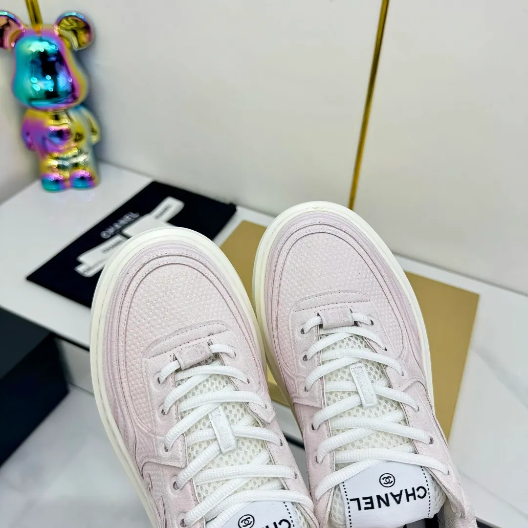 👟👟Ex-factory price 680👟👟 Upgraded version, upgraded version, upgraded version! No rebuttal accepted! ! ! ! Chanel Chanel panda shoes! 2025 counter's top casual sports shoes. This classic design; the upper is electro-embroidered with a variety of techniques; the outsole is fashionable and sporty; the unusual inclusion of a variety of color matching elements... The diversified mix and match is very good-looking and versatile, and can be used for leisure, fashion, sports, and outdoor... ꫛꫀꪝ Go➫ Materials: ❶Upper made of: original imported first-layer silk cowhide + original waterproof cloth + original first-layer cowhide ❷Inner lining: Original Yangli+Net ❸Outsole based on: Original TPU combination outsole Counter boutique packaging complete set for women 35–41 👉 👉 👉 👉 👉 👉 👉